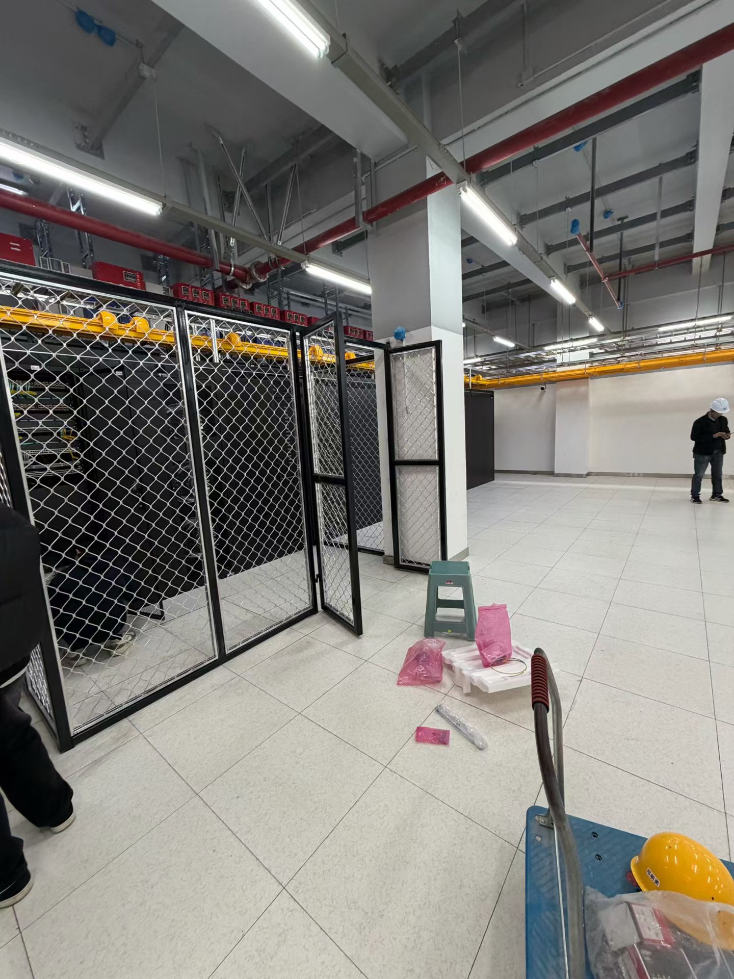 机房标准化部署区，维护通道清晰。